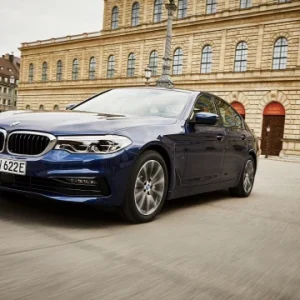 p90361864_highres_the-new-bmw-530e-sed.700x360.q90