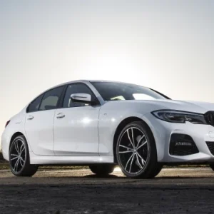 p90379097_highres_the-new-bmw-330e.700x360.q90 (1)