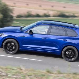 volkswagen_touareg_r.700x360.q90